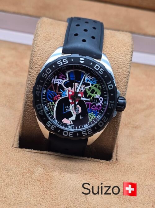 TAG Heuer — esfera negra con diseño multicolor