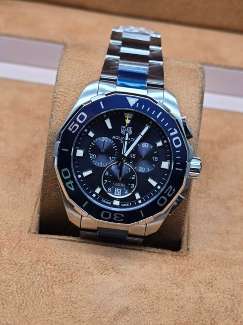TAG Heuer — esfera azul y brazalete plateado con subesferas