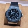 Hublot — esfera negra · bisel gris y correa lisa