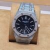Audemars Piguet — esfera negra y brazalete brillante plateado