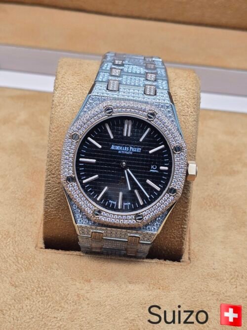 Audemars Piguet — esfera negra y brazalete brillante plateado