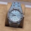 Audemars Piguet — esfera clara y brazalete brillante plateado