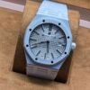 Audemars Piguet — esfera clara y caja blanca