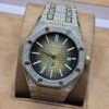 Audemars Piguet — esfera dorada texturizada y brazalete brillante