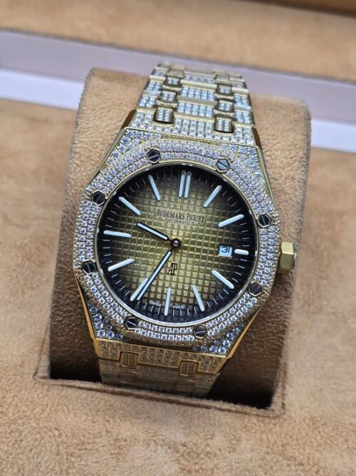 Audemars Piguet — esfera dorada texturizada y brazalete brillante