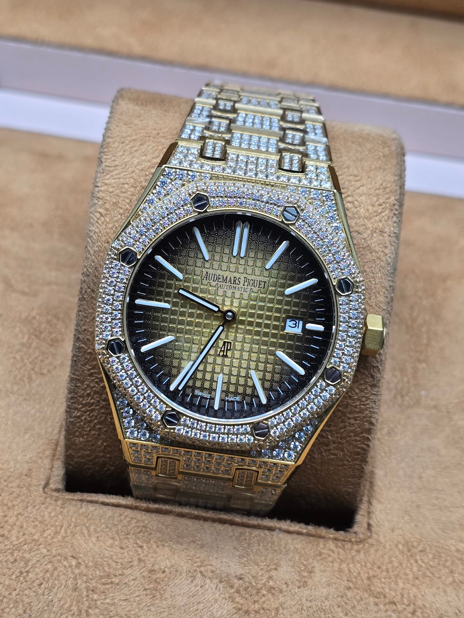 Audemars Piguet — esfera dorada texturizada y brazalete brillante