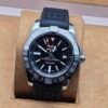 Breitling — esfera negra y bisel plateado · correa negra