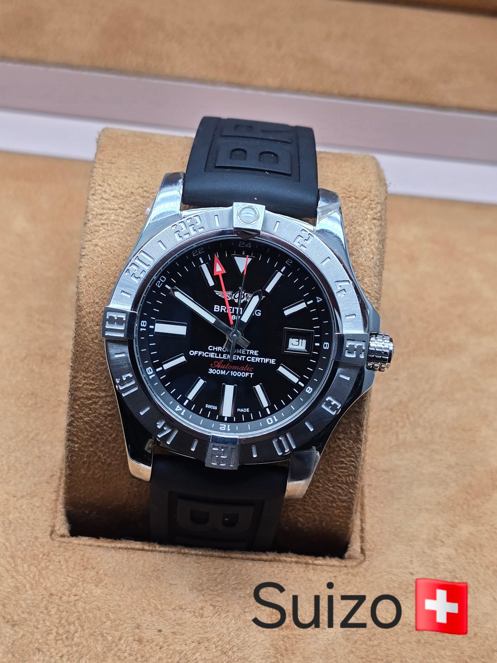 Breitling — esfera negra y bisel plateado · correa negra