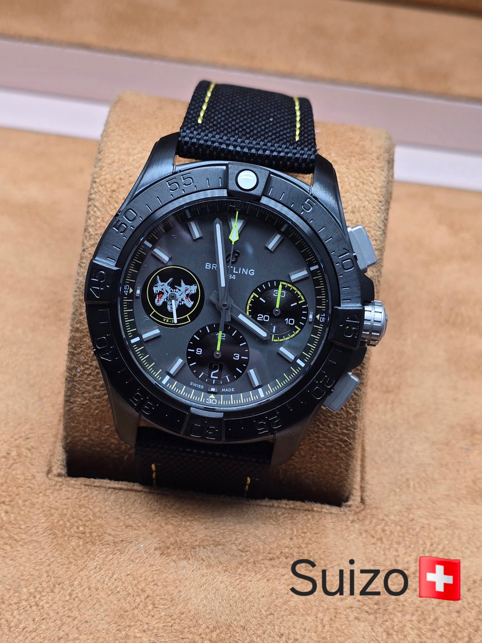 Breitling — esfera negra con subesferas y detalles amarillos