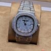 Patek Philippe — esfera y brazalete con detalles brillantes