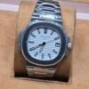 Patek Philippe — esfera blanca texturizada y brazalete plateado