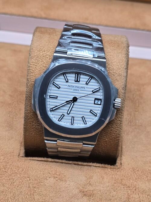 Patek Philippe — esfera blanca texturizada y brazalete plateado