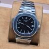 Patek Philippe — esfera negra texturizada y brazalete plateado