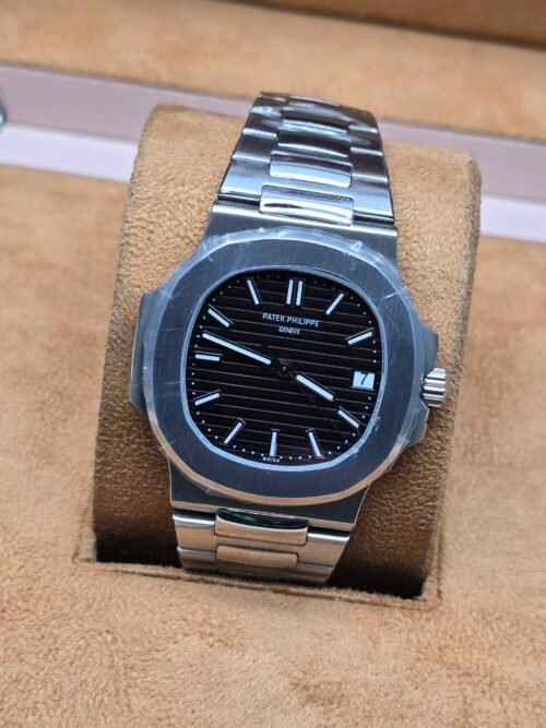 Patek Philippe — esfera negra texturizada y brazalete plateado
