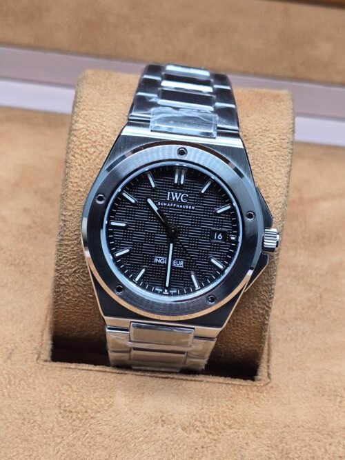 IWC — esfera negra texturizada y brazalete plateado