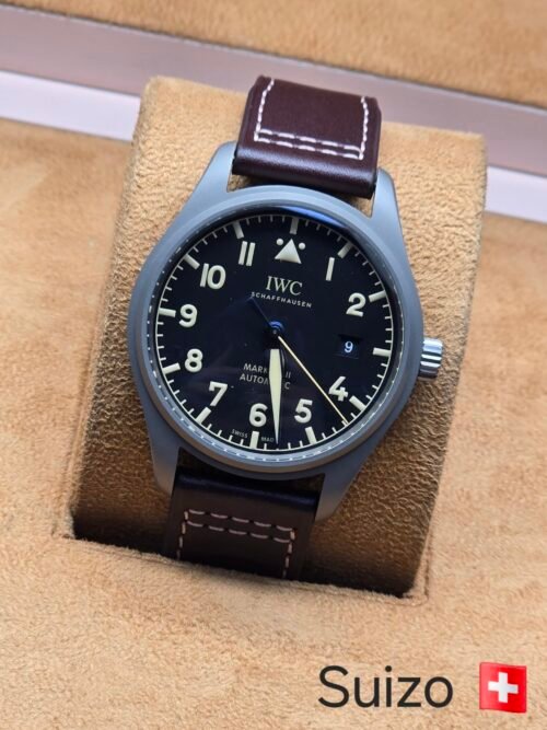 IWC — esfera negra con números y correa marrón