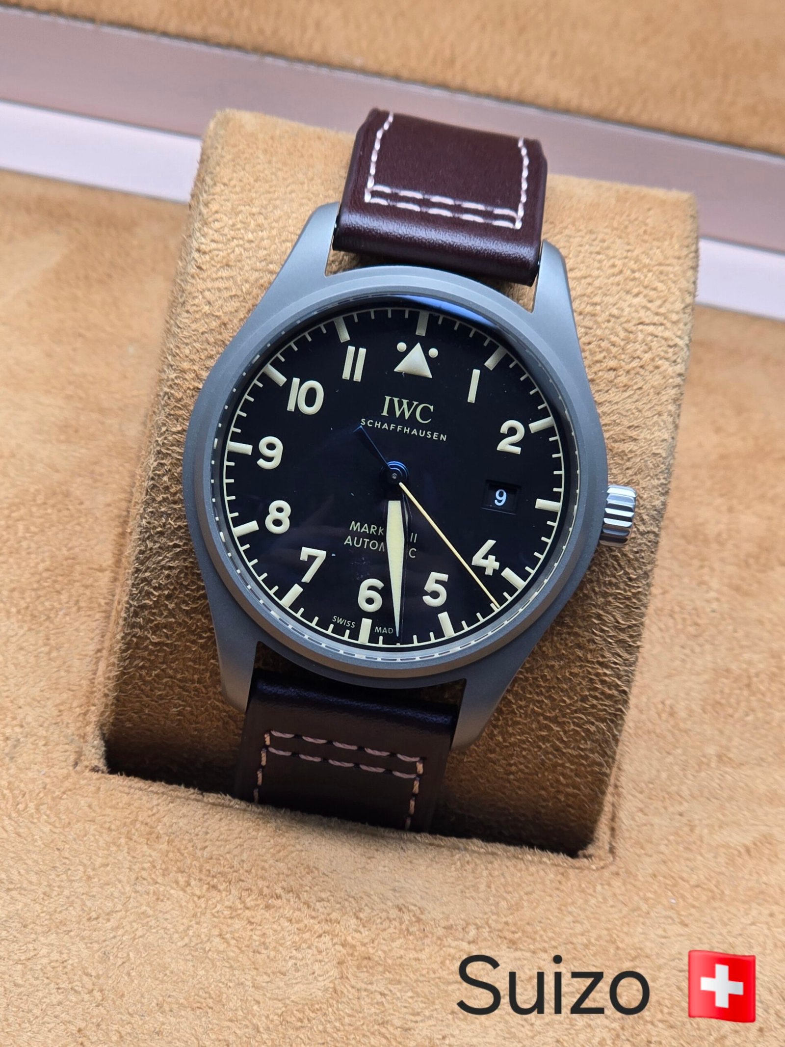 IWC — esfera negra con números y correa marrón