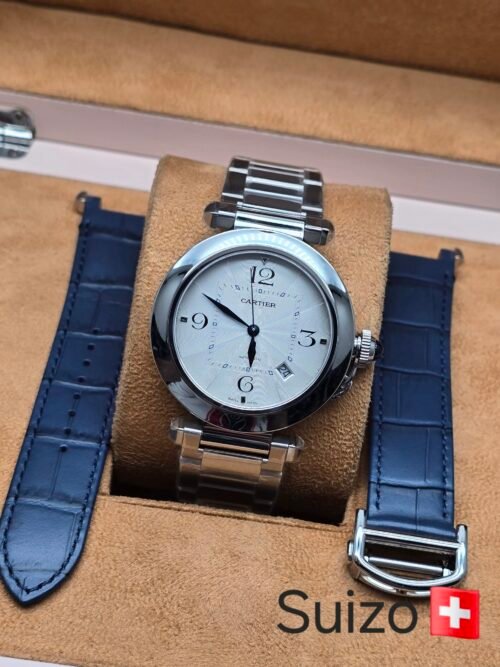 Cartier — esfera blanca con números y brazalete plateado