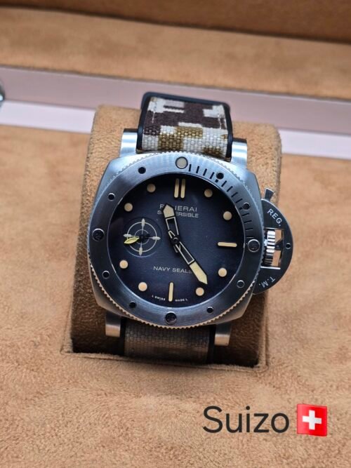 Panerai — esfera negra y correa con patrón marrón