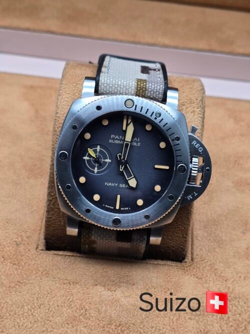 Panerai — esfera negra y correa con patrón claro