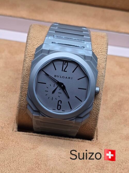Bvlgari — esfera gris y caja geométrica