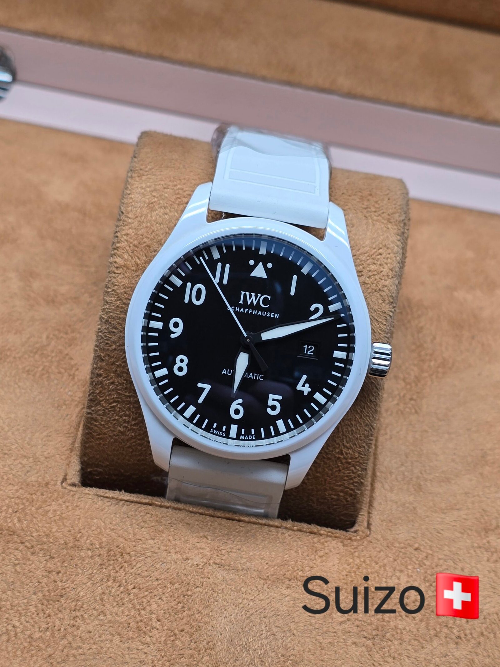 IWC — esfera negra y correa blanca