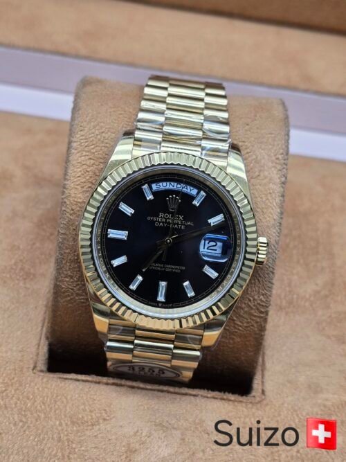 Rolex — esfera negra y brazalete dorado