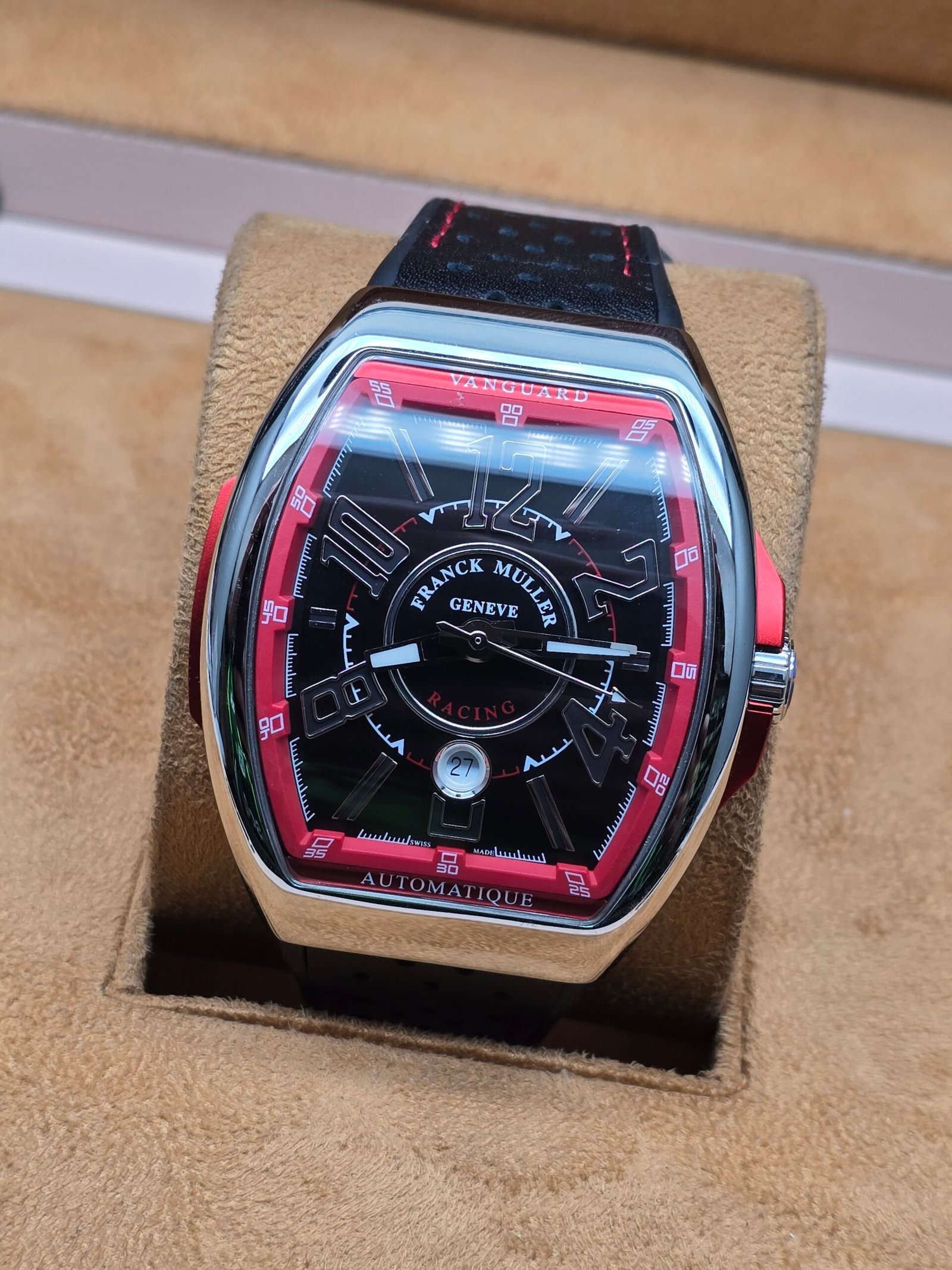 Franck Muller — esfera negra con borde rojo y caja curva