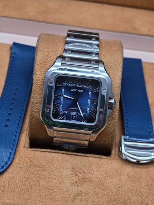 Cartier — esfera azul y caja cuadrada plateada
