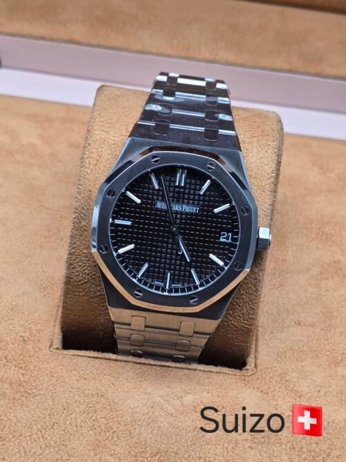 Audemars Piguet — esfera negra texturizada y brazalete plateado