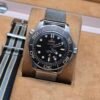 Omega — esfera oscura y brazalete de malla