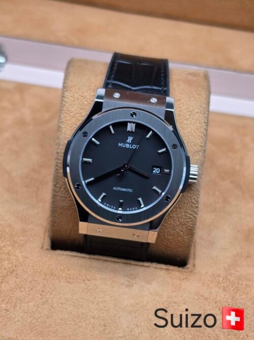 Hublot — esfera gris y caja plateada · correa negra