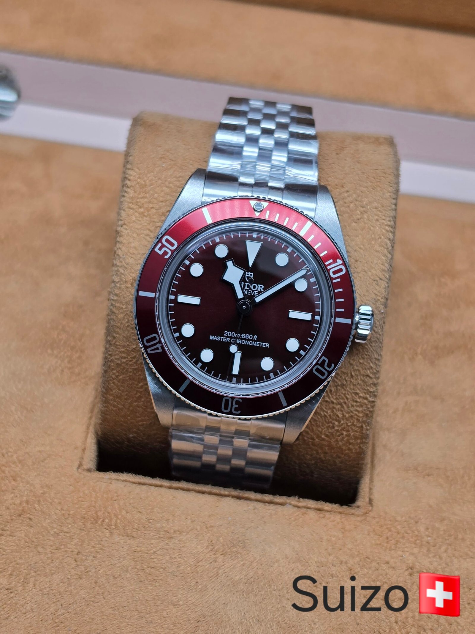 Tudor — esfera burdeos y bisel rojo
