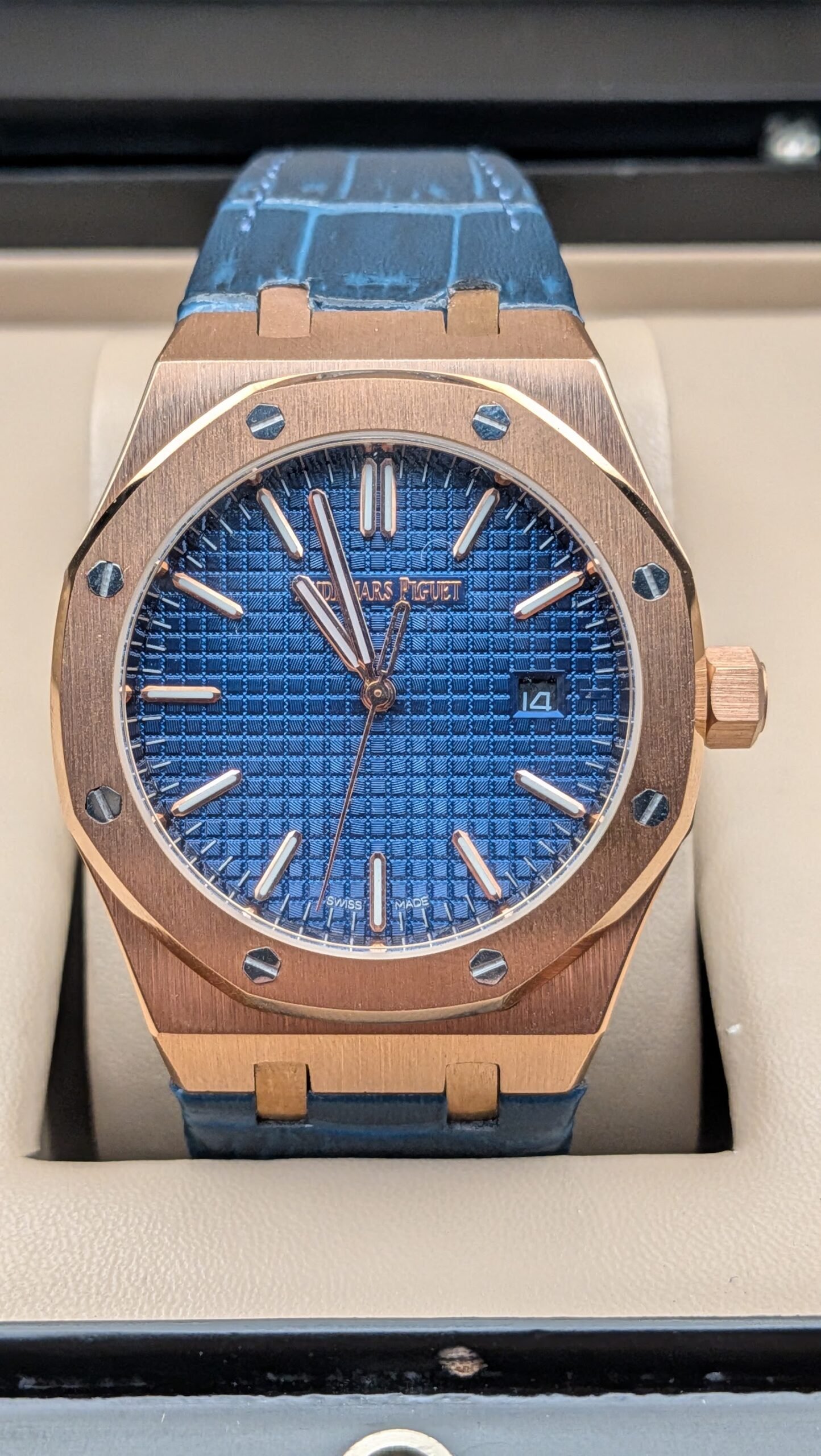 Audemars Piguet — esfera azul texturizada, caja oro rosa y correa de cuero azul