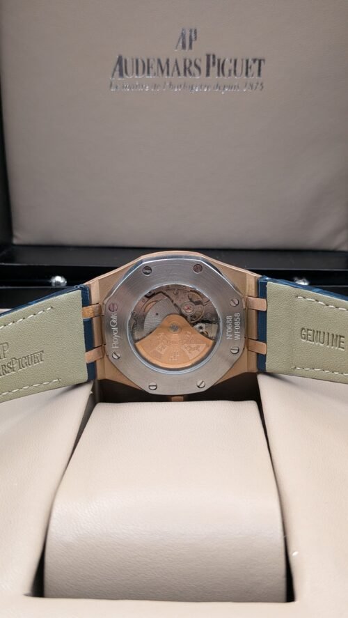 Audemars Piguet — esfera azul texturizada, caja oro rosa y correa de cuero azul