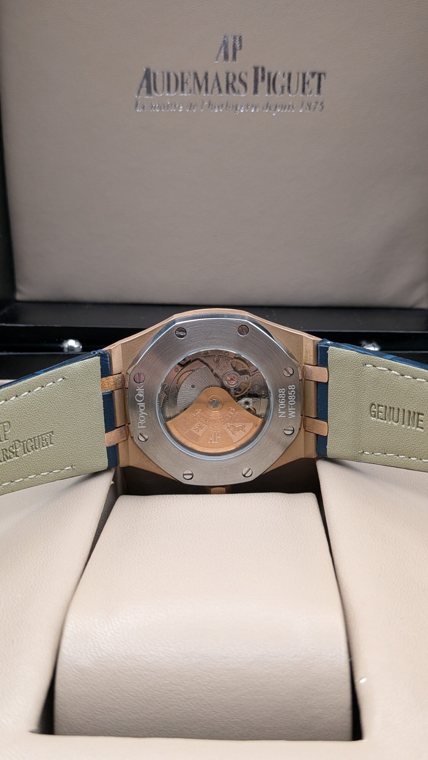 Audemars Piguet — esfera azul texturizada, caja oro rosa y correa de cuero azul