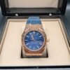 Audemars Piguet — esfera azul texturizada, caja oro rosa y correa de cuero azul