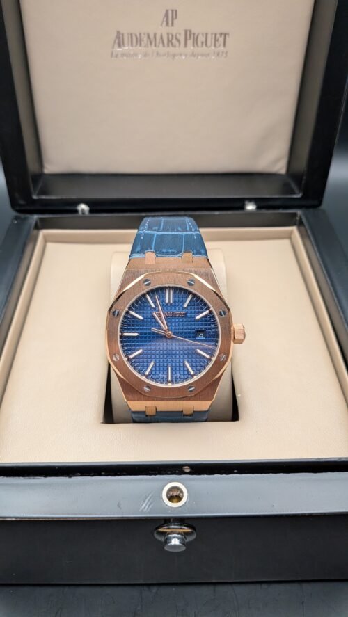 Audemars Piguet — esfera azul texturizada, caja oro rosa y correa de cuero azul