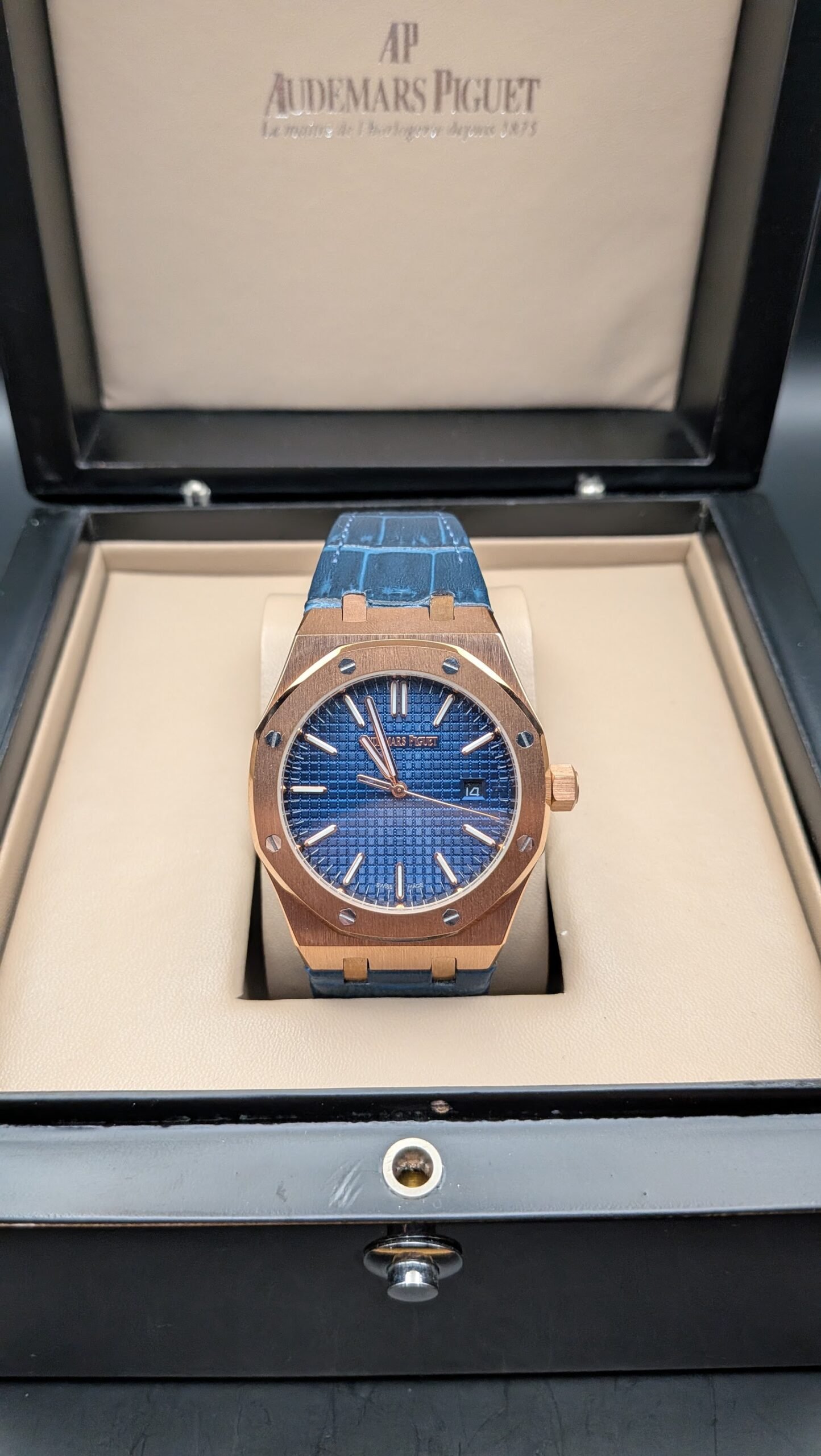 Audemars Piguet — esfera azul texturizada, caja oro rosa y correa de cuero azul