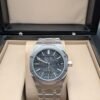 Audemars Piguet — esfera gris texturizada y brazalete de acero