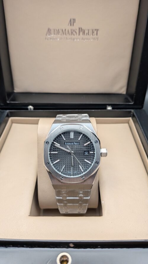 Audemars Piguet — esfera gris texturizada y brazalete de acero