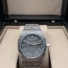 Audemars Piguet — esfera gris clara texturizada y brazalete de acero