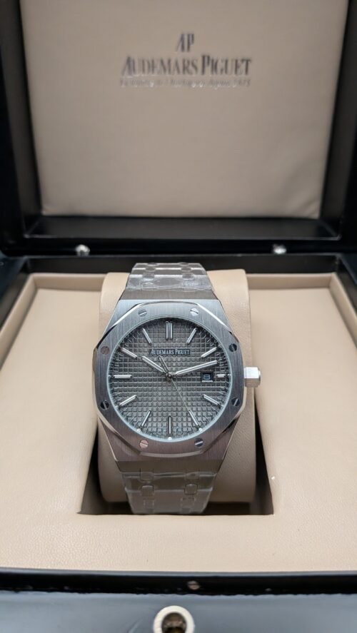 Audemars Piguet — esfera gris clara texturizada y brazalete de acero