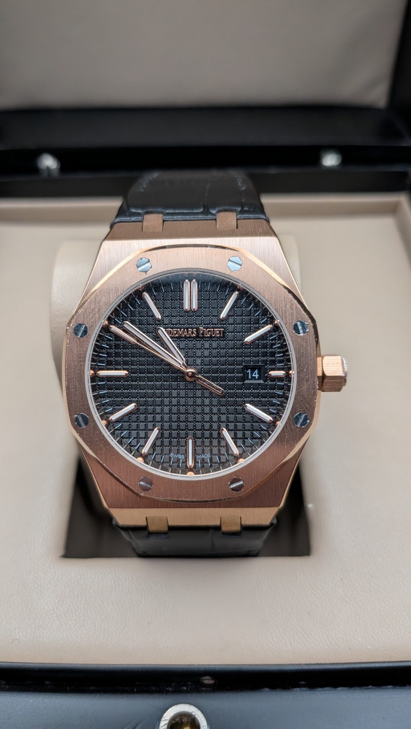 Audemars Piguet — esfera gris texturizada, caja oro rosa y correa de cuero negra