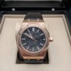 Audemars Piguet — esfera gris texturizada, caja oro rosa y correa de cuero negra