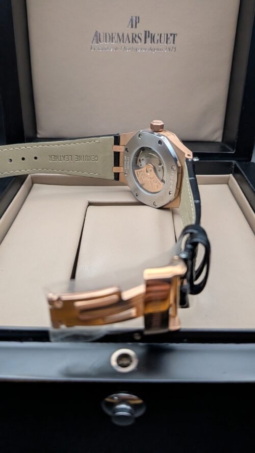 Audemars Piguet — esfera gris texturizada, caja oro rosa y correa de cuero negra