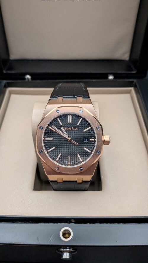 Audemars Piguet — esfera gris texturizada, caja oro rosa y correa de cuero negra