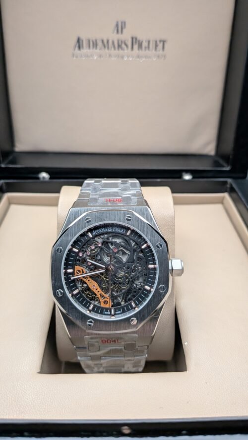 Audemars Piguet — esfera esqueleto con detalles naranjas y brazalete de acero