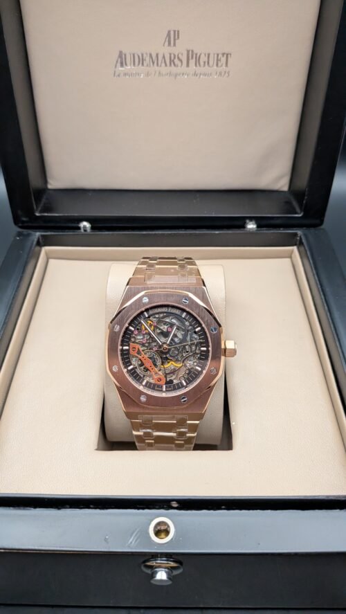 Audemars Piguet — esfera esqueleto con detalles naranjas, caja y brazalete oro rosa