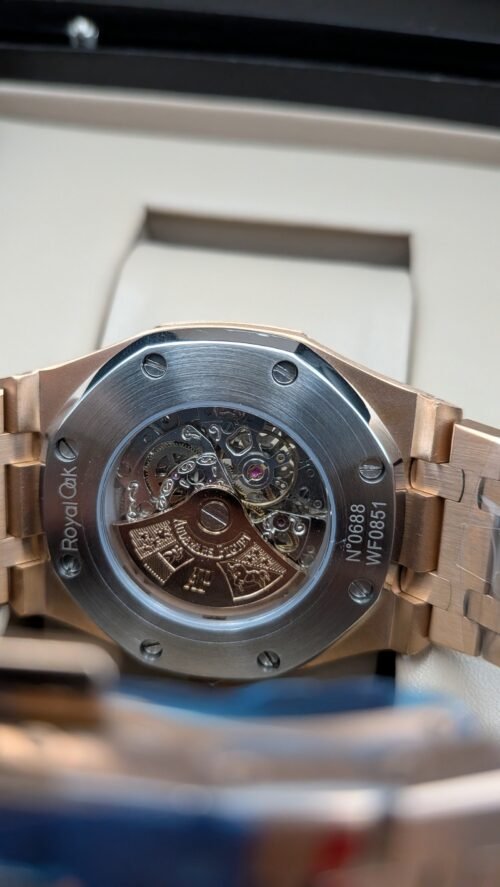 Audemars Piguet — esfera esqueleto con detalles naranjas, caja y brazalete oro rosa
